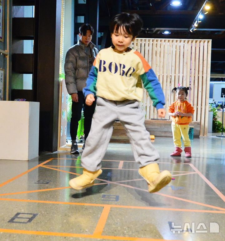 [청주=뉴시스] 서주영 기자 = 설 연휴 기간인 28일 충북 청주시 청원구 내덕동의 동부창고 카페C에서 시민들이 사방치기를 즐기고 있다. 2025.01.28. juyeong@newsis.com