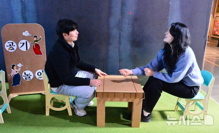 [청주=뉴시스] 서주영 기자 = 설 연휴 기간인 28일 충북 청주시 청원구 내덕동의 동부창고 카페C를 찾은 시민이 공기놀이를 즐기고 있다. 2025.01.28. juyeong@newsis.com