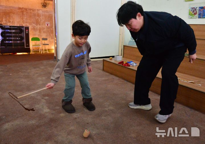 [청주=뉴시스] 서주영 기자 = 설 연휴 기간인 28일 충북 청주시 상당구 문화동 당산 생각의 벙커를 찾은 시민이 팽이치기를 즐기고 있다. 2025.01.28. juyeong@newsis.com