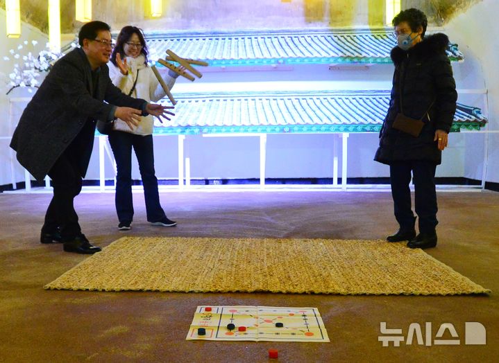 [청주=뉴시스] 서주영 기자 = 설 연휴 기간인 28일 충북 청주시 상당구 문화동 당산 생각의 벙커를 찾은 시민이 윷놀이를 즐기고 있다. 2025.01.28. juyeong@newsis.com