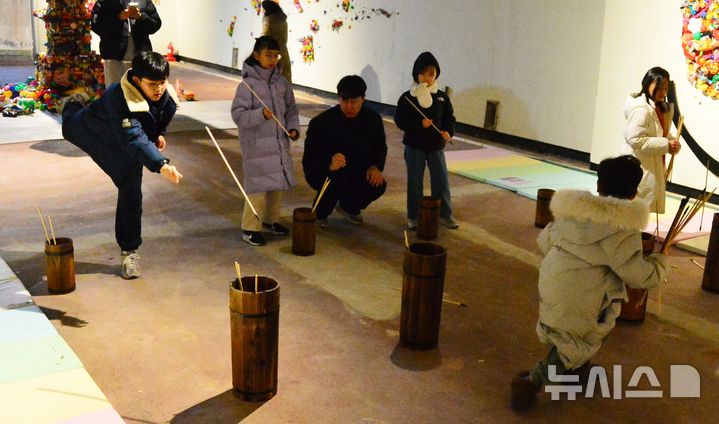 [청주=뉴시스] 서주영 기자 = 설 연휴 기간인 28일 충북 청주시 상당구 문화동 당산 생각의 벙커를 찾은 시민이 투호놀이를 즐기고 있다. 2025.01.28. juyeong@newsis.com