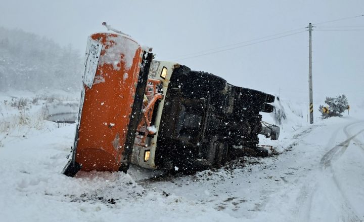 제천 도로서 전도한 제설차 *재판매 및 DB 금지