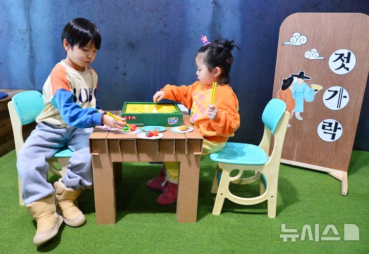 [청주=뉴시스] 서주영 기자 = 설 연휴 기간인 28일 충북 청주시 청원구 내덕동의 동부창고 카페C를 찾은 시민이 젓가락 집기 놀이를 즐기고 있다. 2025.01.28. juyeong@newsis.com