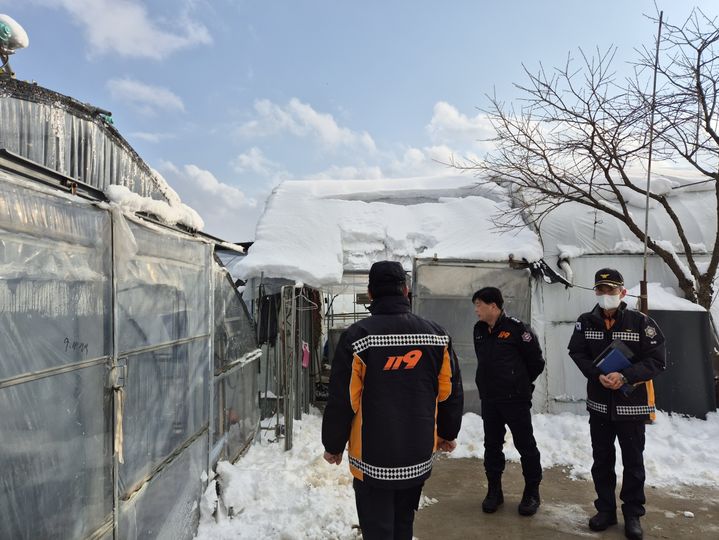 [이천=뉴시스] 28일 오후 조선호 경기도소방재난본부장이 이천시 고담동 소재 주거용비닐하우스를 찾아 폭설 피해 현황을 확인하고 있다. (사진=경기도소방재난본부 제공) 2025.01.28. photo@newsis.com *재판매 및 DB 금지
