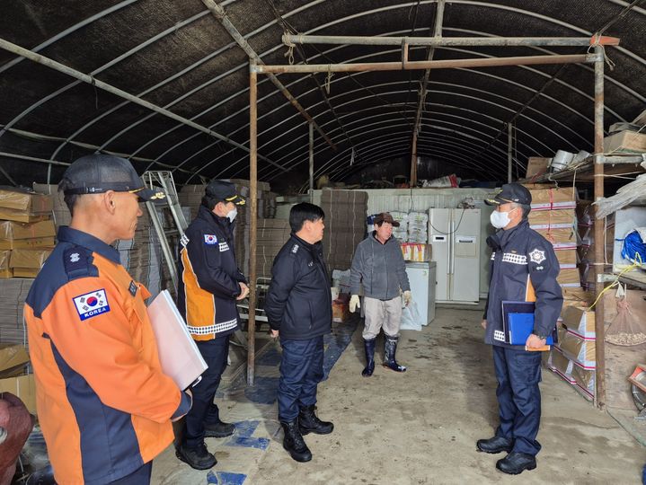 [이천=뉴시스] 28일 오후 조선호 경기도소방재난본부장이 이천시 고담동 소재 주거용비닐하우스를 찾아 폭설 피해 현황을 확인하고 있다. (사진=경기도소방재난본부 제공) 2025.01.28. photo@newsis.com *재판매 및 DB 금지