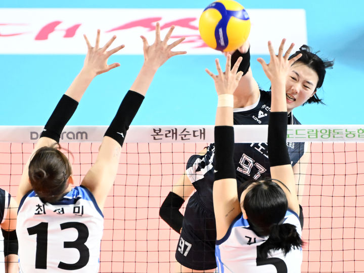 [서울=뉴시스] 프로배구 한국도로공사 강소휘(뒤)가 28일 김천실내체육관에서 열린 도드람 2024~2025 V-리그 여자부 경기에서 IBK기업은행을 상대로 공격을 시도하고 있다. (사진=KOVO 제공) 2025.01.28. *재판매 및 DB 금지