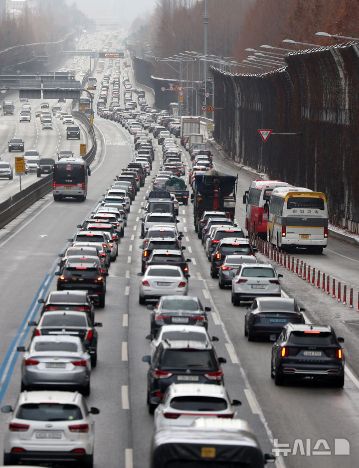 [서울=뉴시스] 김선웅 기자 = 설 연휴 넷째 날인 28일 오전 서울 서초구 잠원IC 인근 경부고속도로 하행선이 귀성 차량 행렬로 정체되고 있다. 한국도로공사의 전망에 따르면 서울 요금소를 기준으로 주요 도시까지 예상 소요 시간은 부산 7시간20분, 울산 6시간50분, 목포 6시간40분, 광주 및 대구는 각각 6시간 20분이다. 귀성 방향 교통 혼잡은 오전 5~6시께 시작돼 낮12시~오후1시에 극심하겠으며 오후8~9시께 해소될 것으로 전망된다. 2025.01.28. mangusta@newsis.com