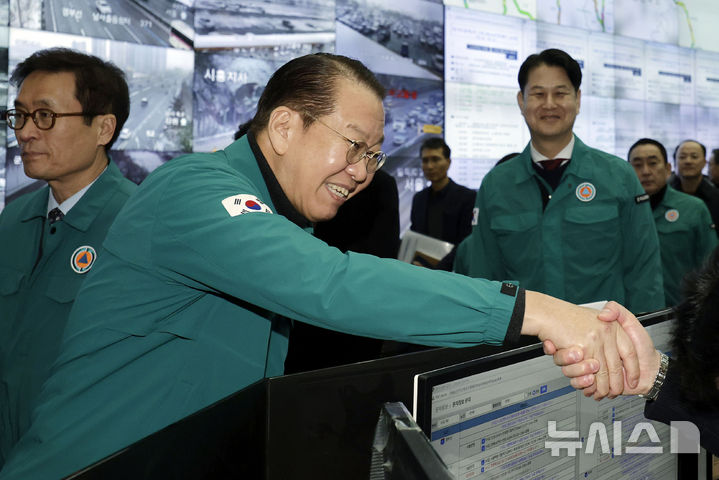 [성남=뉴시스] 최동준 기자 = 권영세 국민의힘 비상대책위원장이 28일 설 연휴 교통상황 점검을 하기 위해 경기 성남시 한국도로공사 교통센터를 방문해 연휴 근무자들을 격려하고 있다. 2025.01.28. photocdj@newsis.com