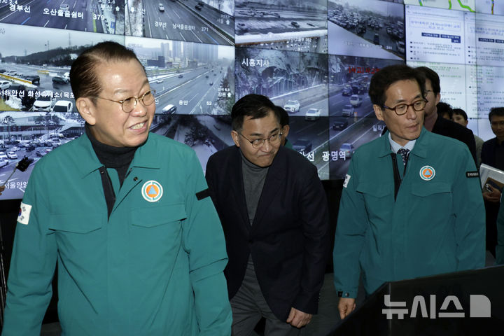 [성남=뉴시스] 최동준 기자 = 권영세 국민의힘 비상대책위원장이 28일 설 연휴 교통상황 점검을 하기 위해 경기 성남시 한국도로공사 교통센터를 방문해 연휴 근무자들을 격려하고 있다. 2025.01.28. photocdj@newsis.com