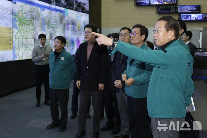 [성남=뉴시스] 최동준 기자 = 권영세 국민의힘 비상대책위원장이 28일 경기 성남시 한국도로공사 교통센터를 방문해 설 연휴 교통상황 점검을 하고 있다. 2025.01.28. photocdj@newsis.com