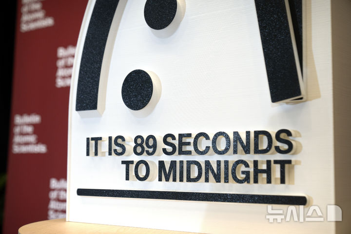 [워싱턴DC=AP/뉴시스] 미국의 핵과학자 단체인 '핵과학자회(BAS)'는 28일(현지 시간) 올해 '운명의 날 시계(Doomsday Clock·지구 종말 시계)를 지난해보다 1초 앞당긴 '자정 89초 전'으로 설정했다. BAS가 기자회견을 진행한 미국 워싱턴DC 평화연구소에 자정 89초 전으로 설정된 시계가 전시돼 있다. 2025.01.29.