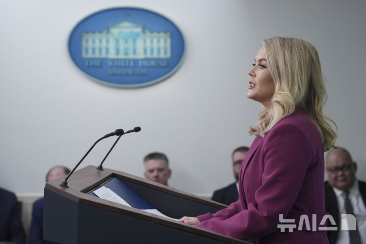 [워싱턴=AP/뉴시스]캐롤라인 레빗 백악관 대변인이 28일(현지 시간) 백악관 정례브리핑에서 발언하고 있다. 2025.01.29.