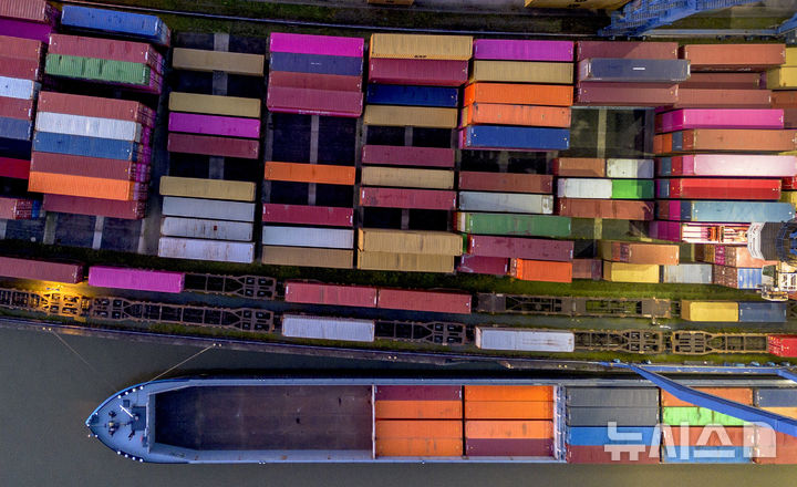 [프랑크푸르트=AP/뉴시스] 독일 프랑크푸르트 항구에서 선적을 기다리는 컨테이너들. 자료사진. 2025.01.29