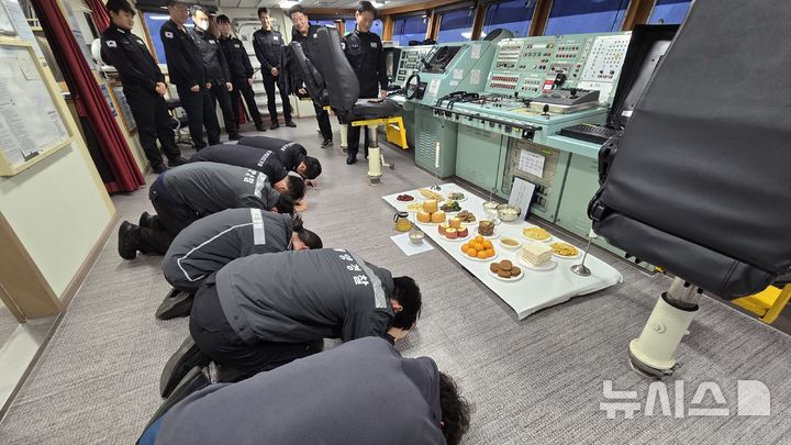 [인천=뉴시스] 29일 오전 서해 특정해역에서 중부지방해양경찰청 서해5도특별경비단 3008함 소속 해양경찰들이 불법조업 단속 중 함상 차례 지내고 있다. (사진=중부지방해양경찰청 서해5도특별경비단 제공) 2025.01.29. photo@newsis.com