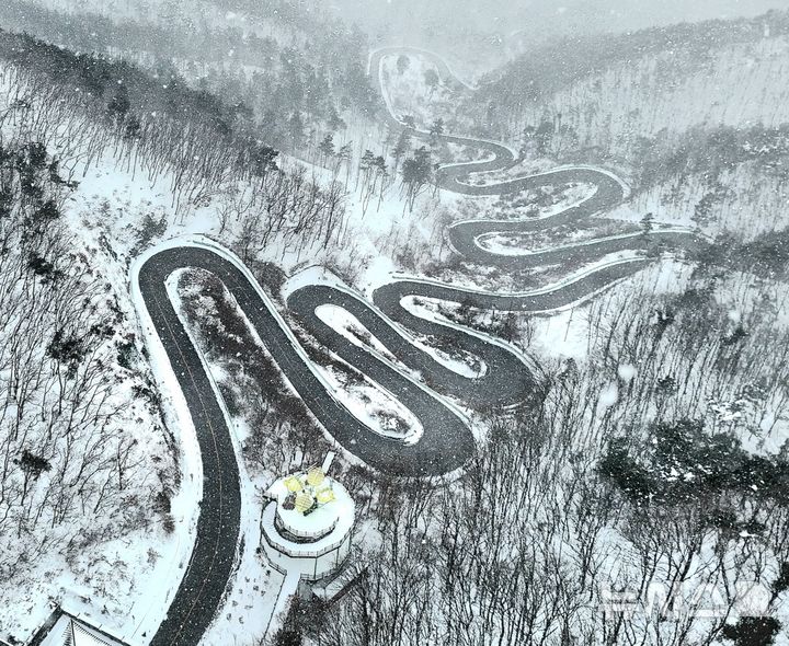 [보은=뉴시스] 연종영 기자 = 2025년 음력 정월 초하루인 29일, 충북 보은군 장안면 속리산 관문 말티재에 이틀 전부터 내린 눈이 소복이 쌓여있다. 2025.01.29. jyy@newsis.com