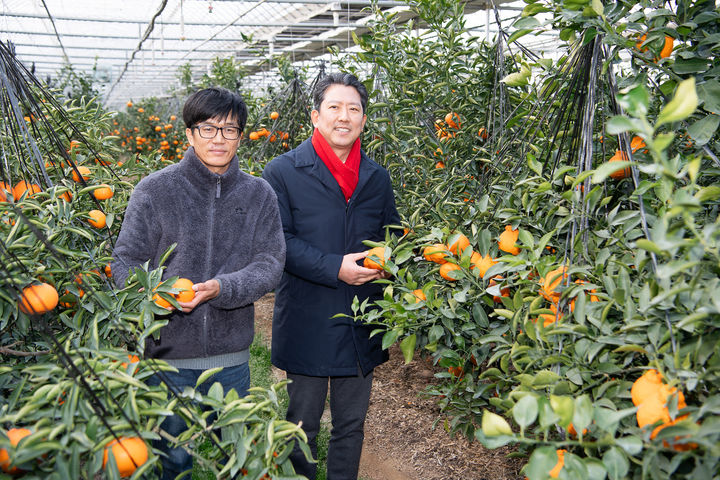 [구미=뉴시스] 박휘진(왼쪽) 대표와 김장호 구미시장 (사진=구미시 제공) 2025.01.29 photo@newsis.com *재판매 및 DB 금지