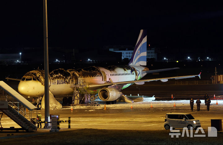 [부산=뉴시스] 하경민 기자 = 부산 강서구 김해국제공항 계류장에 있던 홍콩행 에어부산 BX391편 항공기(기종 A321) 후미에서 원인이 밝혀지지 않은 불이 나 승객 170명과 승무원 6명 등 총 176명이 긴급 대피했으며, 이 과정에서 3명이 경상을 입고 인근 병원으로 이송됐다. 사진은 29일 새벽 진화가 완료된 에어부산 항공기 모습. 2025.01.29. yulnetphoto@newsis.com