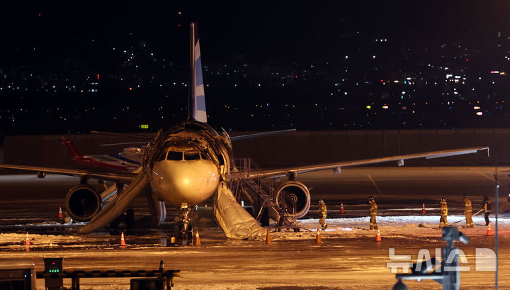 [부산=뉴시스] 하경민 기자 = 부산 강서구 김해국제공항 계류장에 있던 홍콩행 에어부산 BX391편 항공기(기종 A321) 후미에서 원인이 밝혀지지 않은 불이 나 승객 170명과 승무원 6명 등 총 176명이 긴급 대피했으며, 이 과정에서 3명이 경상을 입고 인근 병원으로 이송됐다. 사진은 29일 새벽 진화가 완료된 에어부산 항공기 모습. 2025.01.29. yulnetphoto@newsis.com