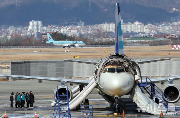 [부산=뉴시스] 하경민 기자 = 박형준 부산시장 등이 29일 오전 부산 강서구 김해국제공항 에어부산 항공기 화재현장을 둘러보고 있다.  이 화재는 지난 28일 오후 10시26분께 김해국제공항 계류장에 있던 홍콩행 에어부산 BX391편 항공기(기종 A321) 후미에서 발생해 기내 전체를 태우고 약 1시간 만에 진화됐다. 불이 나자 승객 170명(탑승정비사 1명 포함), 승무원 6명 등 총 176명이 긴급 대피했고, 이 과정에서 승객 3명과 승무원 4명이 경상을 입고 인근 병원으로 이송됐다. 2025.01.29. yulnetphoto@newsis.com