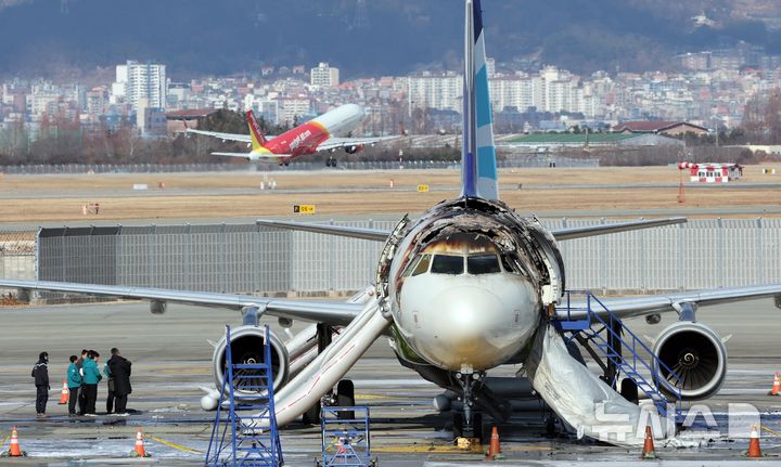 [부산=뉴시스] 하경민 기자 = 박형준 부산시장 등이 29일 오전 부산 강서구 김해국제공항 에어부산 항공기 화재현장을 둘러보고 있다.  이 화재는 지난 28일 오후 10시26분께 김해국제공항 계류장에 있던 홍콩행 에어부산 BX391편 항공기(기종 A321) 후미에서 발생해 기내 전체를 태우고 약 1시간 만에 진화됐다. 불이 나자 승객 170명(탑승정비사 1명 포함), 승무원 6명 등 총 176명이 긴급 대피했고, 이 과정에서 승객 3명과 승무원 4명이 경상을 입고 인근 병원으로 이송됐다. 2025.01.29. yulnetphoto@newsis.com