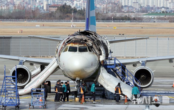 [부산=뉴시스] 하경민 기자 = 박형준 부산시장 등이 29일 오전 부산 강서구 김해국제공항 에어부산 항공기 화재현장을 둘러보고 있다.  이 화재는 지난 28일 오후 10시26분께 김해국제공항 계류장에 있던 홍콩행 에어부산 BX391편 항공기(기종 A321) 후미에서 발생해 기내 전체를 태우고 약 1시간 만에 진화됐다. 불이 나자 승객 170명(탑승정비사 1명 포함), 승무원 6명 등 총 176명이 긴급 대피했고, 이 과정에서 승객 3명과 승무원 4명이 경상을 입고 인근 병원으로 이송됐다. 2025.01.29. yulnetphoto@newsis.com