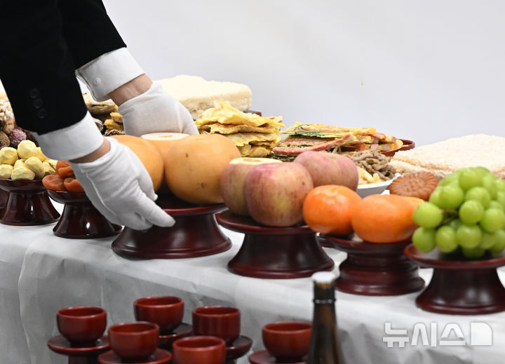 [광주=뉴시스] 김혜인 기자 = 설 명절인 29일 오전 전남 무안국제공항 1층에 마련된 제주항공 여객기 참사 희생자 합동분향소에서 장례지도사가 유족이 직접 장만한 차례 음식들이 상에 올리고 있다. 2025.01.29. hyein0342@newsis.com