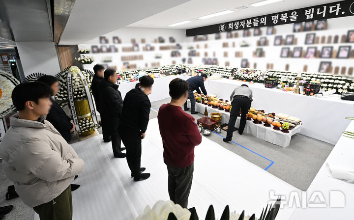 [광주=뉴시스] 김혜인 기자 = 설 명절인 29일 오전 전남 무안국제공항 1층에 마련된 제주항공 여객기 참사 희생자 합동분향소에서 합동차례가 열리고 있다. 2025.01.29. hyein0342@newsis.com