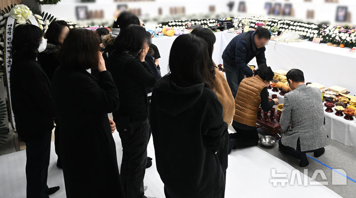 [광주=뉴시스] 김혜인 기자 = 설 명절인 29일 오전 전남 무안국제공항 1층에 마련된 제주항공 여객기 참사 희생자 합동분향소에서 합동차례가 열리고 있다. 2025.01.29. hyein0342@newsis.com