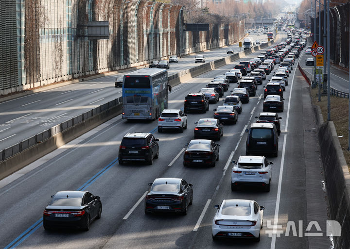 [서울=뉴시스] 황준선 기자 = 설날인 전날 오후 서울 서초구 잠원IC 인근 경부고속도로 하행선이 정체를 빚고 있다. 한국도로공사에 따르면 이날 전국 고속도로 교통량은 639만대로 귀성길 정체는 오후 2~3시께 절정에 이른 뒤 오후11시~자정께 풀리며, 귀경길 정체는 오후 4~5시께 절정에 달해 30일 오전 1~2시께 해소될 전망이다. 2025.01.29. hwang@newsis.com