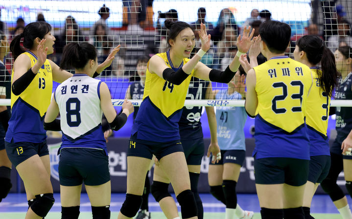 [서울=뉴시스] 황준선 기자 = 29일 경기도 수원실내체육관에서 열린 2024-25 도드람 V-리그 프로배구대회 현대건설과 GS 칼텍스의 경기, 현대건설 양효진이 동료들과 기쁨을 나누고 있다. (사진=현대건설 배구단 제공) 2025.01.29. photo@newsis.com *재판매 및 DB 금지