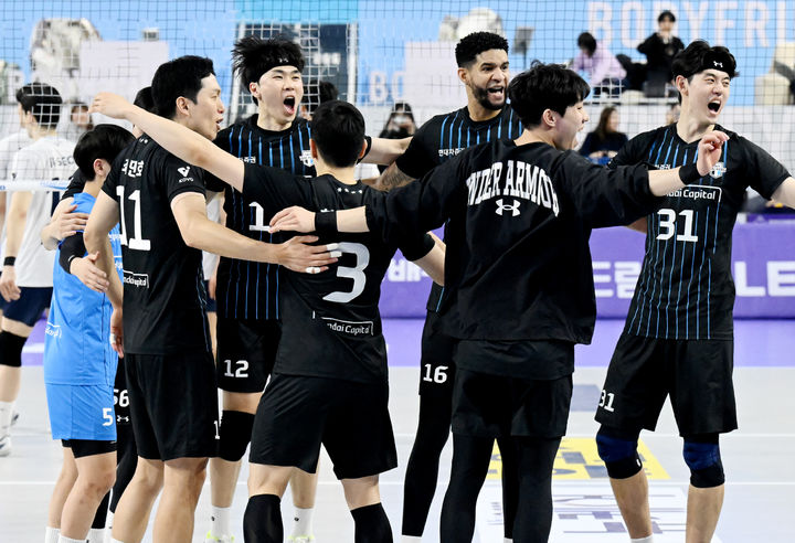 [서울=뉴시스] 황준선 기자 = 지난달 29일 인천 계양체육관에서 열린 2024-2025 V리그 4라운드 대한항공과 현대캐피탈의 경기, 세트스코어 3-1로 승리한 현대캐피탈 선수들이 자축하고 있다. (사진=한국배구연맹 제공) 2025.01.29. photo@newsis.com *재판매 및 DB 금지