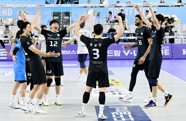 [서울=뉴시스] 황준선 기자 = 29일 인천 계양체육관에서 열린 2024-2025 V리그 4라운드 대한항공과 현대캐피탈의 경기, 세트스코어 3-1로 승리한 현대캐피탈 선수들이 자축하고 있다. (사진=한국배구연맹 제공) 2025.01.29. photo@newsis.com *재판매 및 DB 금지