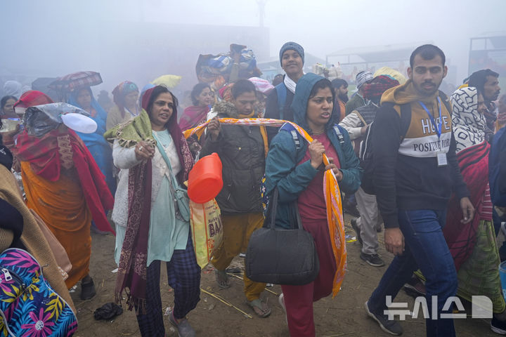 [프라야그라지=AP/뉴시스] 30일(현지 시간) 인도 프라야그라지의 힌두교 축제 '쿰브 멜라' 현장에 전날 압사 사고에도 불구하고 신도들이 몰려들고 있다. 전날 새벽 세계 최대 종교 축제 '쿰브 멜라'에서 앞다퉈 강물에 입수하려던 신도들이 바리케이드가 넘어지면서 압사 사고가 발생해 최소 30명이 숨지고 90여 명이 다친 것으로 알려졌다. 2025.01.31.