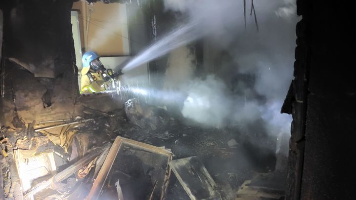 [울산=뉴시스] 구미현 기자 = 29일 오후 11시 29분께 울산시 동구의 한 다세대주택에서 불이나 출동한 소방대원이 화재를 진압하고 있다. (사진=울산소방본부 제공) 2025.01.30. photo@newsis.com *재판매 및 DB 금지