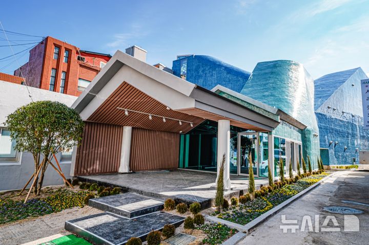 [남해=뉴시스]지난 2024년 도시재생사업이 완료된 경남 남해군 도시재생 거점시설 '창생플랫폼' 외관.(사진=경남도 제공) 2025.01.30. photo@newsis.com