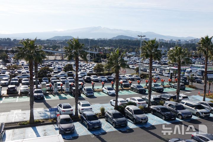[제주=뉴시스] 오영재 기자 = 제주국제공항 주차장이 차량들로 채워져 있다. (사진=뉴시스DB) oyj4343@newsis.com   