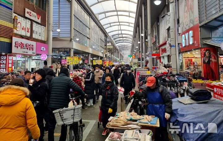 [포항=뉴시스] 설 연휴 엿새간 포항의 주요 관광 명소와 전통 시장인 죽도시장에 관광객과 귀성객이 몰렸다. 특히 죽도시장에 지난 27일 하루 4만명의 이용객이 방문하는 등 설 연휴 엿새간 20만명이 죽도시장을 찾았다. 사진은 설 연휴 죽도시장 모습. (사진=포항시 제공) 2025.01.30. photo@newsis.com