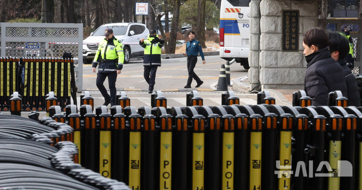 [서울=뉴시스] 추상철 기자 = 30일 오후 서울 서초구 서울중앙지방검찰청 앞에 경찰이 배치돼 있다. 2025.01.30. scchoo@newsis.com