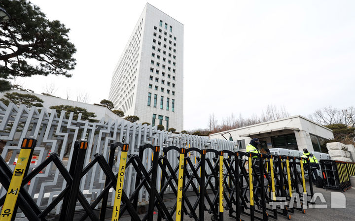 [서울=뉴시스] 추상철 기자 = 30일 오후 서울 서초구 대검찰청 앞에 경찰이 배치돼 있다. 2025.01.30. scchoo@newsis.com