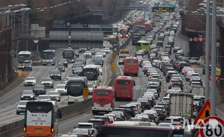 [서울=뉴시스] 추상철 기자 = 지난해 설 명절 연휴 마지막날인 1월30일 오후 서울 서초구 잠원IC 인근 경부고속도로 양방향에서 차량이 서행하고 있다. 2025.01.30. scchoo@newsis.com