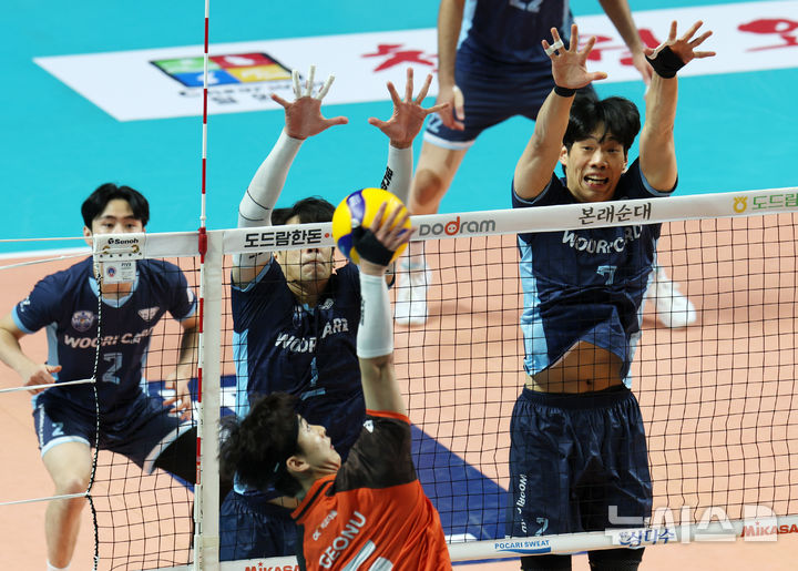[서울=뉴시스] 고범준 기자 = 설 연휴 마지막 날인 30일 서울 중구 장충체육관에서 열린 2024-2025 V-리그 남자부 서울 우리카드 우리WON과 안산 OK저축은행 읏맨의 경기, 우리카드 이상현(오른쪽) 등 선수들이 수비하고 있다. 2025.01.30. bjko@newsis.com