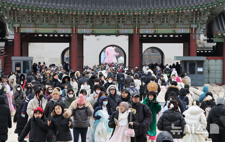 [서울=뉴시스] 김명원 기자 = 설 연휴 마지막날인 30일 서울 종로구 경복궁을 찾은 시민들과 관광객들이 즐거운 추억을 만들고 있다. 2025.01.30. kmx1105@newsis.com