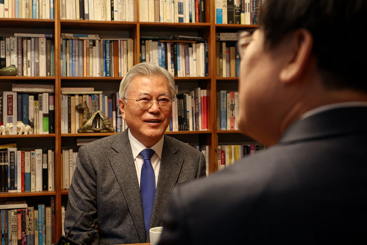 [서울=뉴시스] 조성우 기자 = 문재인 전 대통령이 지난 1월30일 경남 양산시 평산마을에서 이재명 더불어민주당 대표를 만나 대화를 나누고 있다. (사진=더불어민주당 제공) 2025.01.30. photo@newsis.com *재판매 및 DB 금지