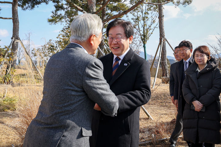 [서울=뉴시스] 조성우 기자 = 이재명 더불어민주당 대표가 30일 경남 양산시 평산마을에서 문재인 전 대통령을 예방해 인사를 나누고 있다. (사진=더불어민주당 제공) 2025.01.30. photo@newsis.com *재판매 및 DB 금지