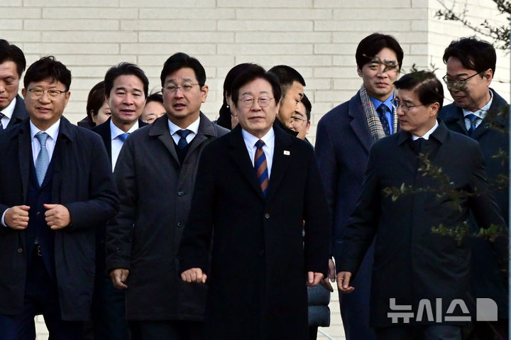 [양산=뉴시스] 차용현 기자 = 더불어민주당 이재명 대표가 설연휴 마지막 날인 30일 오후 경남 양산시 평산마을을 찾아 문재인 전 대통령을 예방한 후 사저를 나서고 있다. 2025.01.30. con@newsis.com