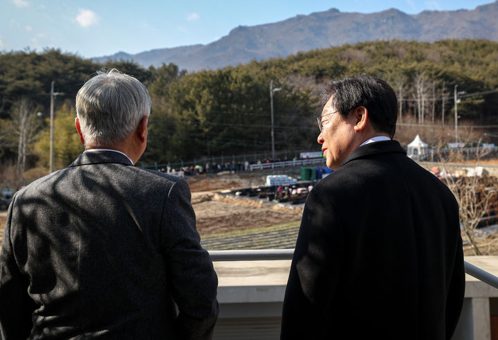 [서울=뉴시스] 조성우 기자 = 이재명(오른쪽) 더불어민주당 대표가 30일 경남 양산시 평산마을에서 문재인 전 대통령을 예방해 대화하고 있다. (사진=더불어민주당 제공) 2025.01.30. photo@newsis.com *재판매 및 DB 금지