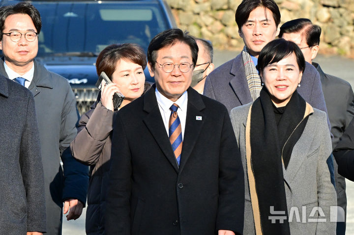 [양산=뉴시스] 차용현 기자 = 더불어민주당 이재명 대표가 설연휴 마지막 날인 30일 오후 경남 양산시 평산마을을 찾아 문재인 전 대통령을 예방한 후 사저를 나서고 있다. 2025.01.30. con@newsis.com