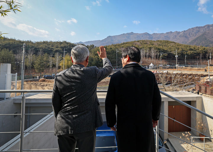 [서울=뉴시스] 조성우 기자 = 이재명(오른쪽) 더불어민주당 대표가 30일 경남 양산시 평산마을에서 문재인 전 대통령을 예방해 지지자들에게 인사하고 있다. (사진=더불어민주당 제공) 2025.01.30. photo@newsis.com *재판매 및 DB 금지