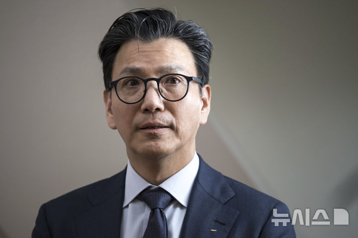 [로잔=AP/뉴시스] 김재열 국제빙상경기연맹(ISU) 회장이 30일(현지 시간) 스위스 로잔에서 미 여객기와 군 헬기 충돌 사고에 대해 성명을 발표하고 있다. 김 회장은 "오늘은 피겨계에 비통한 날"이라며 사고로 희생된 모든 사람에 대해 애도를 표했다. 2025.01.31.