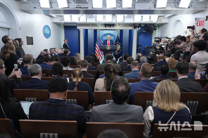 [워싱턴=AP/뉴시스] 도널드 트럼프 미국 대통령이 30일(현지 시간) 백악관에서 여객기-헬기 충돌 사고와 관련해 기자회견하고 있다. 트럼프 대통령은 이번 참사가 조 바이든 행정부 시절, 수준 미달의 인력들이 관제사가 되면서 발생했다며 전 정부의 책임을 주장했다. 2025.01.31.